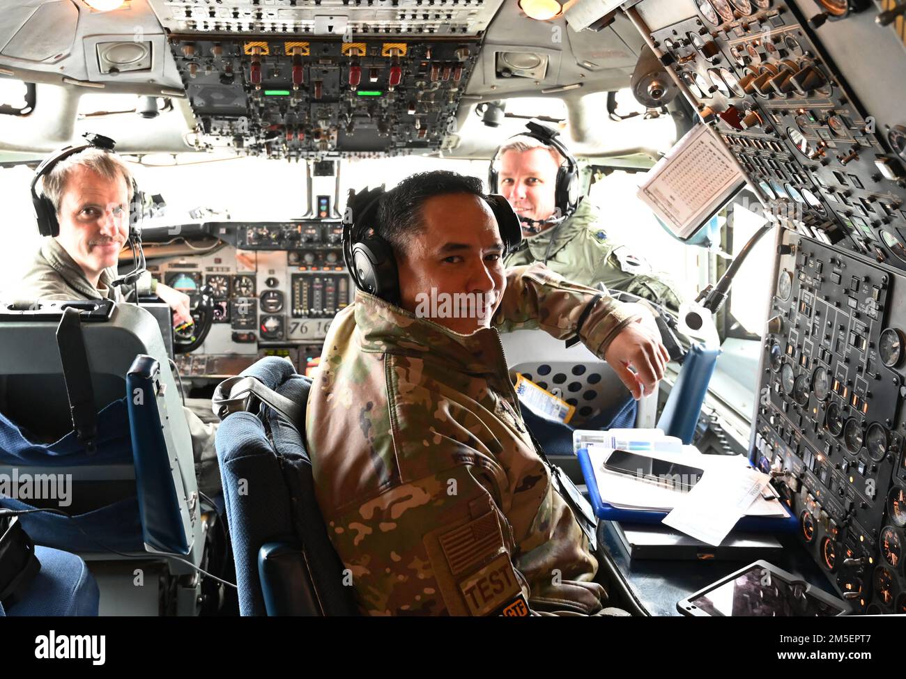 M. Tyler Wickham, pilote (à gauche), copilote américain Le lieutenant-colonel Rich de la Force aérienne (à droite) et le Sgt. KJ Fernandez, mécanicien de bord, (sur la photo ci-contre) se préparant à l'essai historique en vol de l'E-3G. Pour la première fois, l'avion E-3G du système de contrôle et d'avertissement aéroporté de l'USAF, ou AWACS, a démontré sa capacité à recevoir et à traiter les mises à jour logicielles de guerre électronique en vol dérivées des données GE recueillies et transmises en vol. Banque D'Images