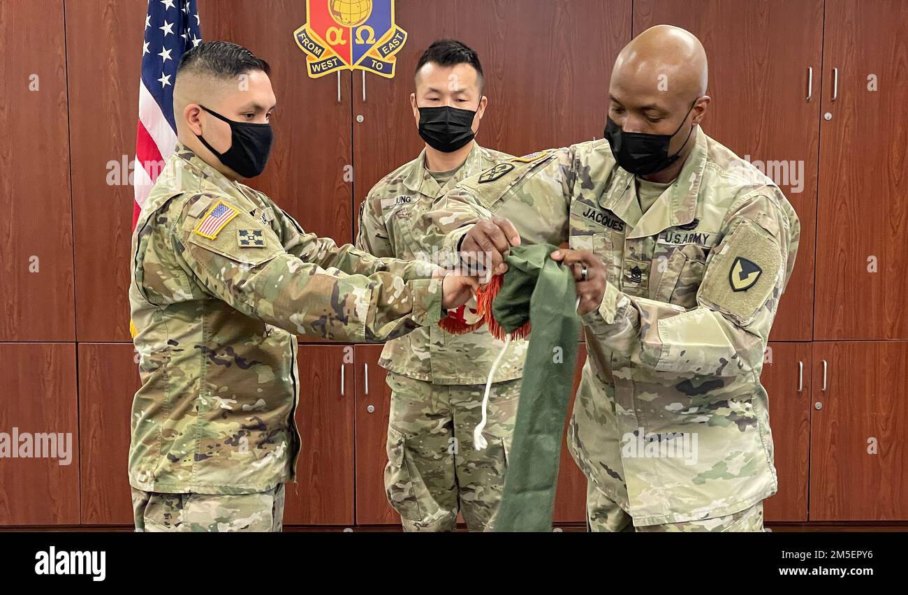 Le lieutenant-colonel Juan Villatoro, à gauche, et le sergent Maj. Beethoven Jacques présentent les couleurs organisationnelles du Bataillon contractant de 902nd lors d'une cérémonie en tant que couleurs au porteur le sergent 1st classe Sungkoo Jung regarde 8 mars à la base conjointe Lewis-McCord, Washington. L'équipe de commandement a présenté ses couleurs en vue de leur déploiement aux États-Unis au cours des prochaines semaines Zone de commande centrale des opérations à l'appui de l'opération résolution inhérente. Banque D'Images