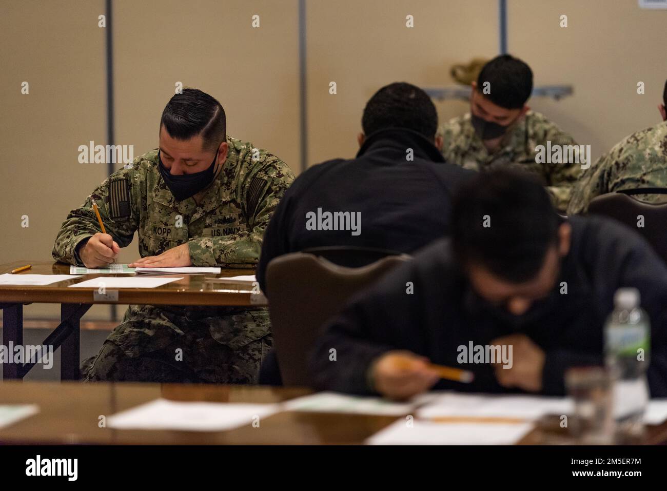 220309-N-VI040-1017 NAVAL AIR FACILITY ATSUGI, Japon (9 mars 2022) Interior Communications Electricien 2nd classe Caleb Kopp, de Spencerport, N.Y., prend l'examen d'avancement à l'échelle de la Marine pour les candidats E-6 à bord de NAF Atsugi, Japon Mar. 9, 2022. La NAF Atsugi appuie l'état de préparation au combat du commandant de la 5e Escadre aérienne Carrier (CVW 5), du 5e Escadron de frappe maritime par hélicoptère (HSM-51) et de 30 autres commandements de locataires, et fournit un soutien logistique, une coordination et des services aux unités affectées au Pacifique occidental. Banque D'Images