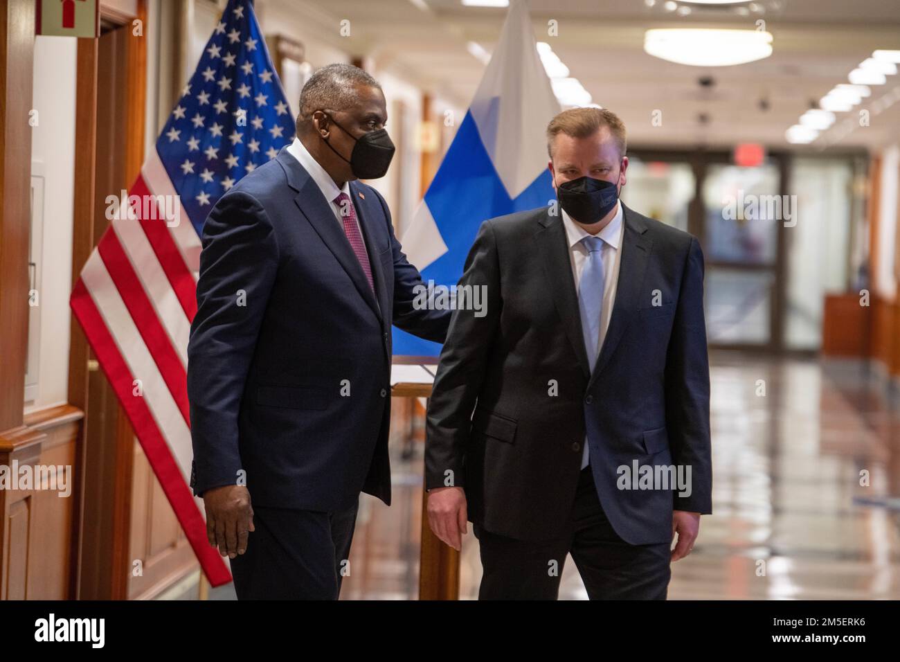 Le Secrétaire à la défense, Lloyd J. Austin III, accueille le Ministre de la défense de la République de Finlande, Antti Kaikkonen, pour une réunion au Pentagone, à Washington, D.C., à 9 mars 2022. Banque D'Images