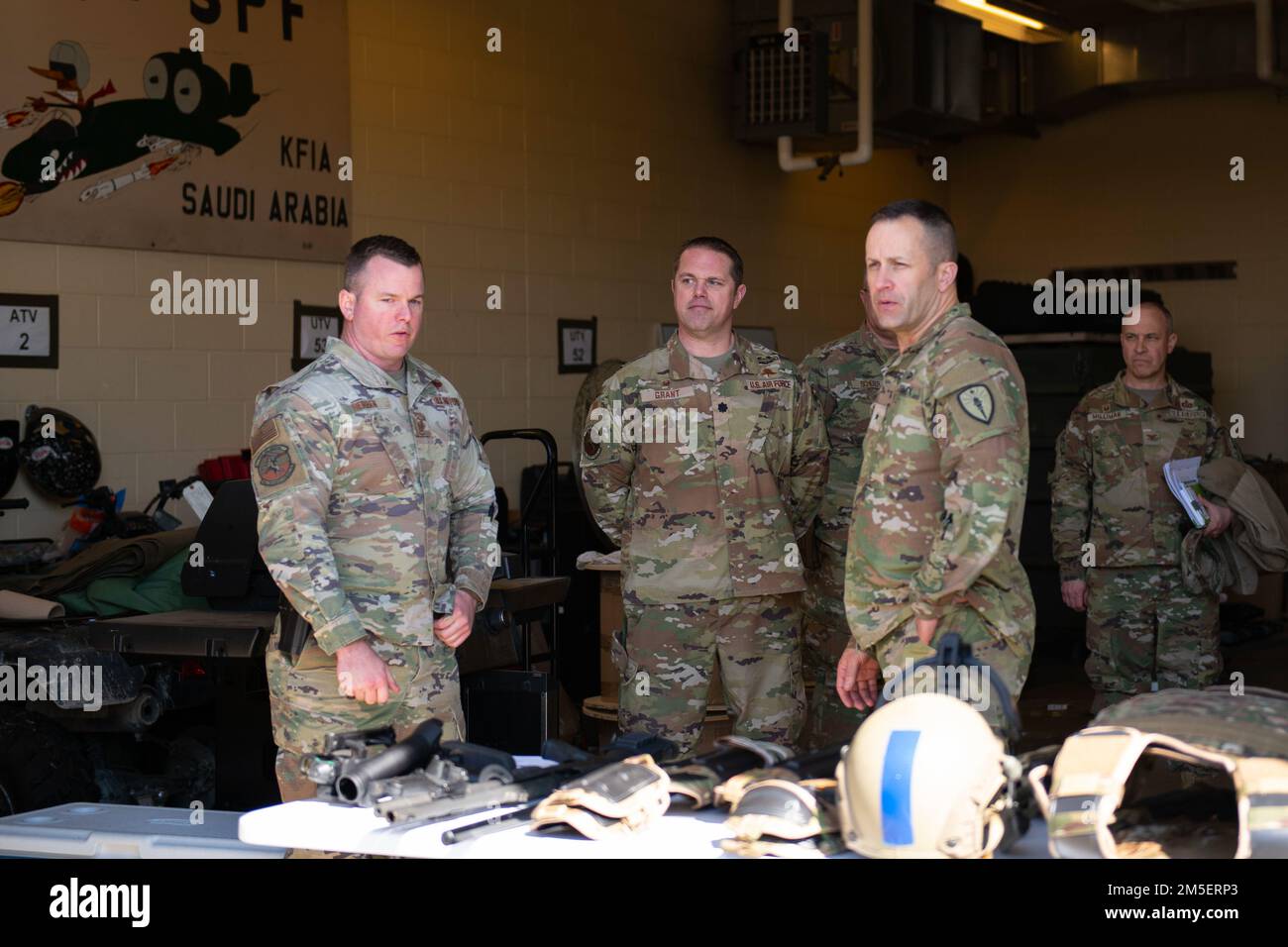 ÉTATS-UNIS Le Sgt. Principal de la Force aérienne, Brandon D. Herbers, à gauche, le Surintendant des opérations de l'escadron de sécurité de l'escadre de combat 122nd, le Maj Justin C. Grant, le commandant du SFS 122nd et le Brig de l'Armée de terre. Le général Justin L. Mann, directeur de l'état-major interarmées de la Garde nationale de l'Indiana, discute de la mission des forces de sécurité 9 mars 2022, à l'escadre de combat 122nd, fort Wayne (Indiana). Mann a visité le SFS 122nd pour s'assurer de la préparation opérationnelle. Banque D'Images