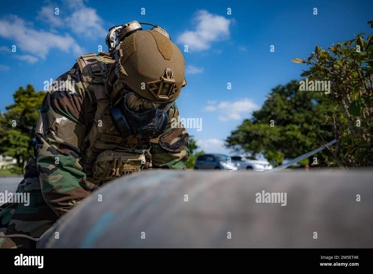 ÉTATS-UNIS Le Sgt. Branden George, officier d’état-major de la Force aérienne, 18th, Escadron de génie civil, ordonnance sur l’élimination des explosifs vol d’entraînement de la fin de journée, NCO, responsable de l’entraînement, documente l’information pour l’ordonnance non explosée au cours d’un exercice d’entraînement de routine à la base aérienne de Kadena, au Japon, au 10 mars 2022 Cette formation vise à évaluer la capacité de Kadena à remplir sa mission, en assurant la stabilité et la sécurité d'une Indo-Pacifique libre et ouverte. Banque D'Images