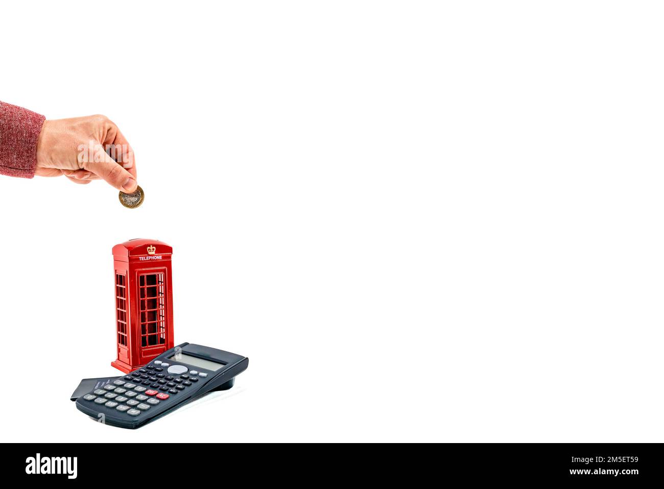 Gros plan homme mettant de l'argent dans une moneybox, penny ou piggy banque avec calculatrice. Économiser de l'argent euro pièce pour la maison neuve, l'avenir, l'école, la retraite Banque D'Images