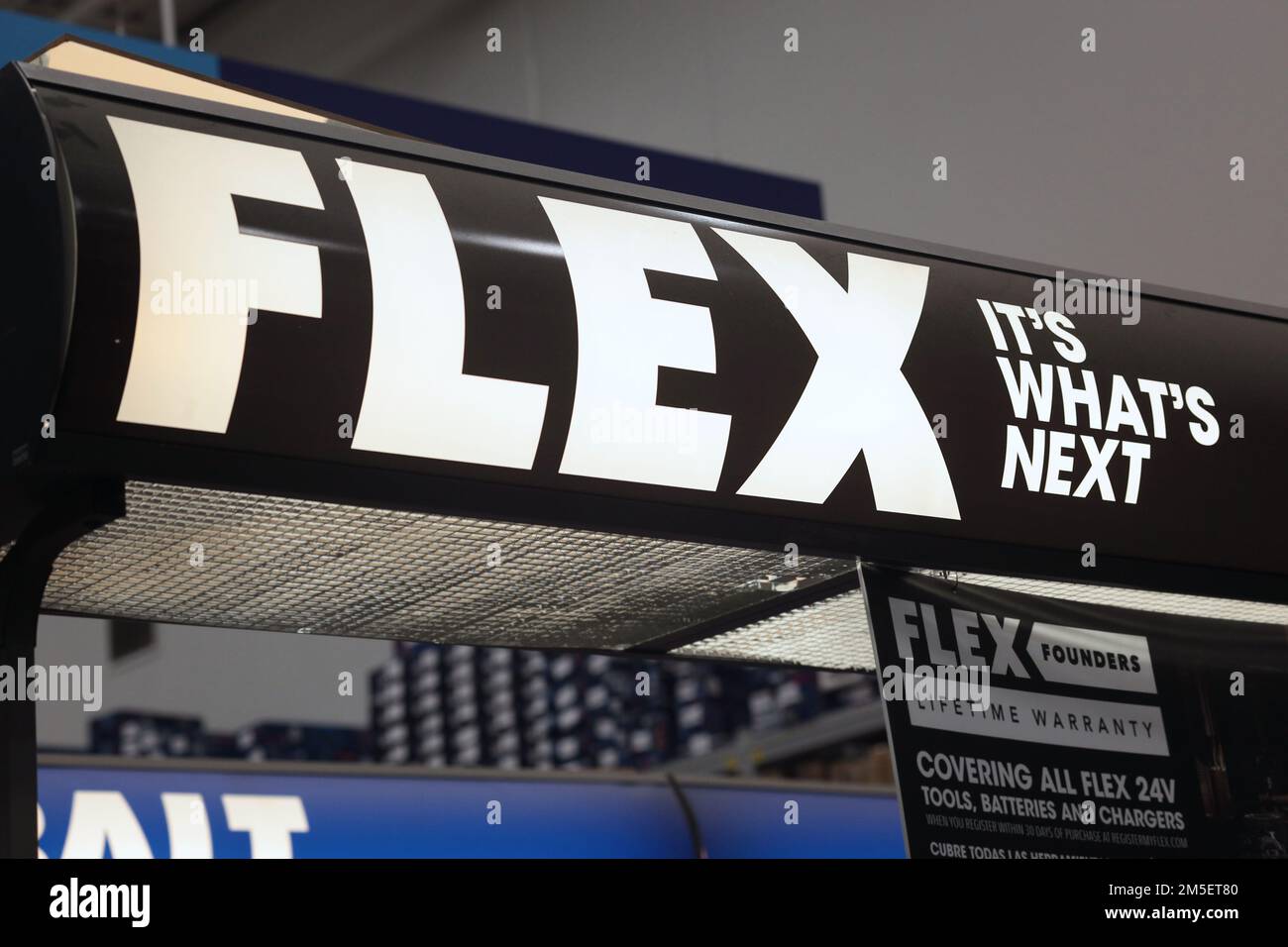 Honolulu, HI - 27 décembre 2022: Flex It's What's Next affiche à la quincaillerie. Flex est un fabricant allemand d'outils électriques acheté par Banque D'Images