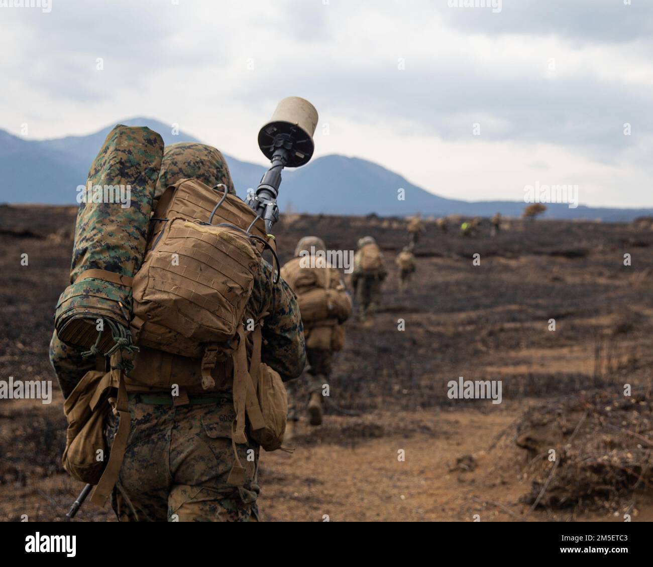 ÉTATS-UNIS Le Cpl. Jeremy Good, un opérateur de signaux de 31st unité expéditionnaire maritime (UMM), se dirige vers l'objectif lors d'un exercice d'entraînement d'assaut aérien, au camp Fuji (Japon) du Centre d'entraînement des armes combinées (CCTA), au 9 mars 2022. L'exercice de formation a été mené pour acquérir des compétences en matière de saisie et de défense rapides des terrains clés. Exercice de défense maritime la Brigade de déploiement rapide amphibie (MDX-ARDB) est un exercice bilatéral visant à accroître l'interopérabilité et à renforcer les liens entre les forces américaines et japonaises pour la défense du Japon. Banque D'Images