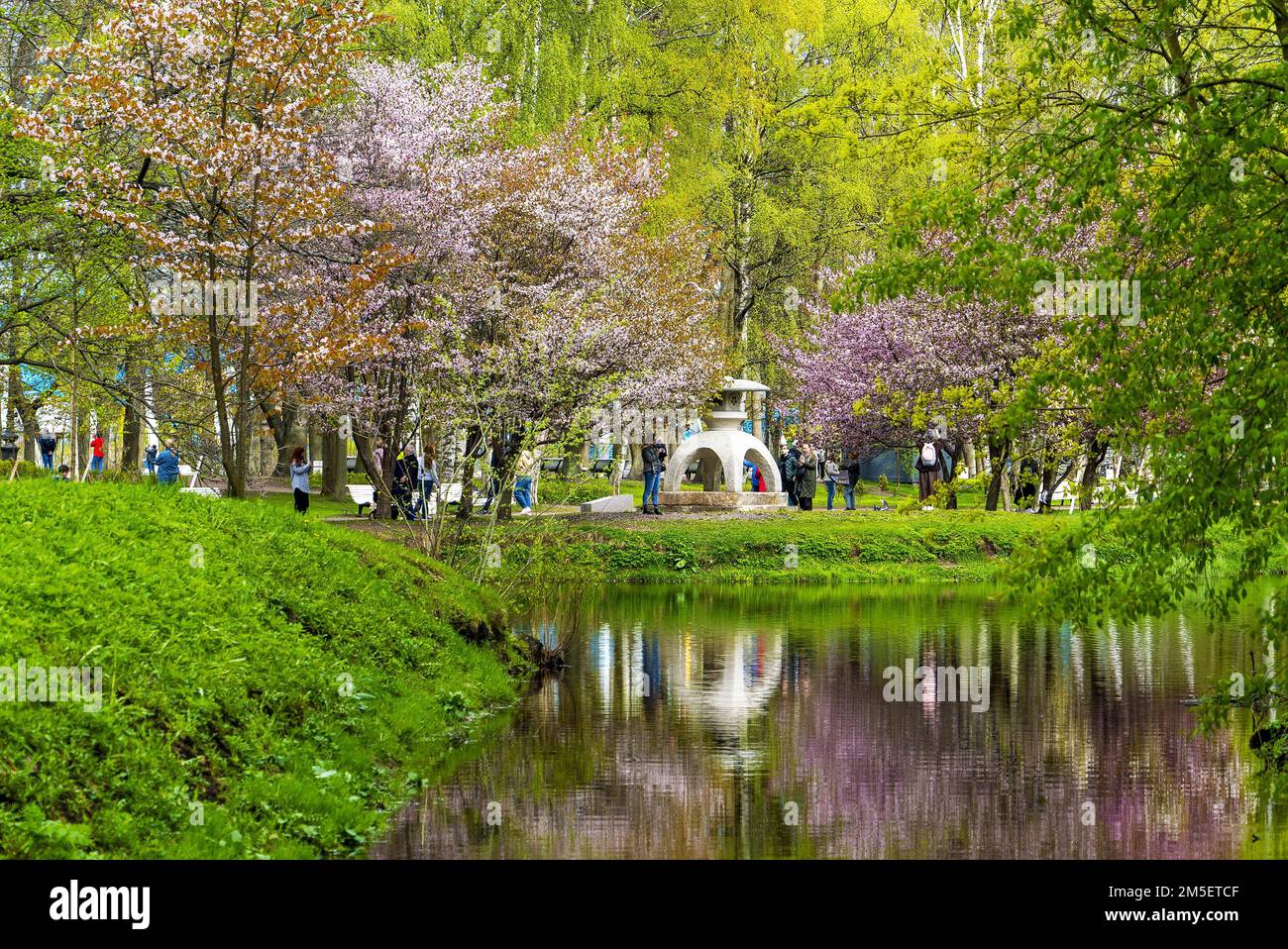 Lanterne en pierre japonaise. Île de Krestovsky. Saint-Pétersbourg. Banque D'Images