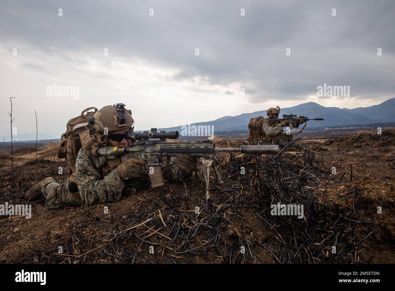 ÉTATS-UNIS Corps maritime Cpl. Tristian Ordaz, et Cpl. Mitchell Miller, avec l’équipe de l’atterrissage du Bataillon 1/5, 31st unité expéditionnaire maritime (UMM), poste de sécurité pendant un exercice d’entraînement d’agression aérienne, au camp Fuji du Centre d’entraînement aux armes combinées (CCTA), Japon, 9 mars 2022. L'exercice de formation a été mené pour acquérir des compétences en matière de saisie et de défense rapides des terrains clés. Exercice de défense maritime la Brigade de déploiement rapide amphibie (MDX-ARDB) est un exercice bilatéral visant à accroître l'interopérabilité et à renforcer les liens entre les forces américaines et japonaises pour la défense du Japon. Banque D'Images