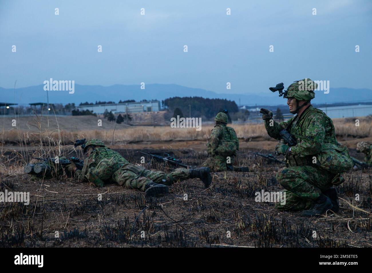 Un soldat de la Brigade de déploiement rapide amphibie (ARDB) signale à son équipe lors d'un exercice d'entraînement d'assaut aérien, au camp Fuji (Japon) du Centre d'entraînement des armes combinées (CATC), 9 mars 2022. L'exercice de formation a été mené pour acquérir des compétences en matière de saisie et de défense rapides des terrains clés. Exercice de défense maritime la Brigade de déploiement rapide amphibie (MDX-ARDB) est un exercice bilatéral visant à accroître l'interopérabilité et à renforcer les liens entre les forces américaines et japonaises pour la défense du Japon. Banque D'Images