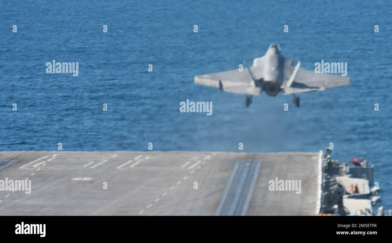 220308-N-LY692-2140 OCÉAN PACIFIQUE (08 mars 2022) un F-35C Lightning II des « Rough Raiders » du Strike Fighter Squadron (VFA) 125, sort du pont de vol du porte-avions Nimitz USS (CVN68). Nimitz mène actuellement des opérations de routine. Banque D'Images
