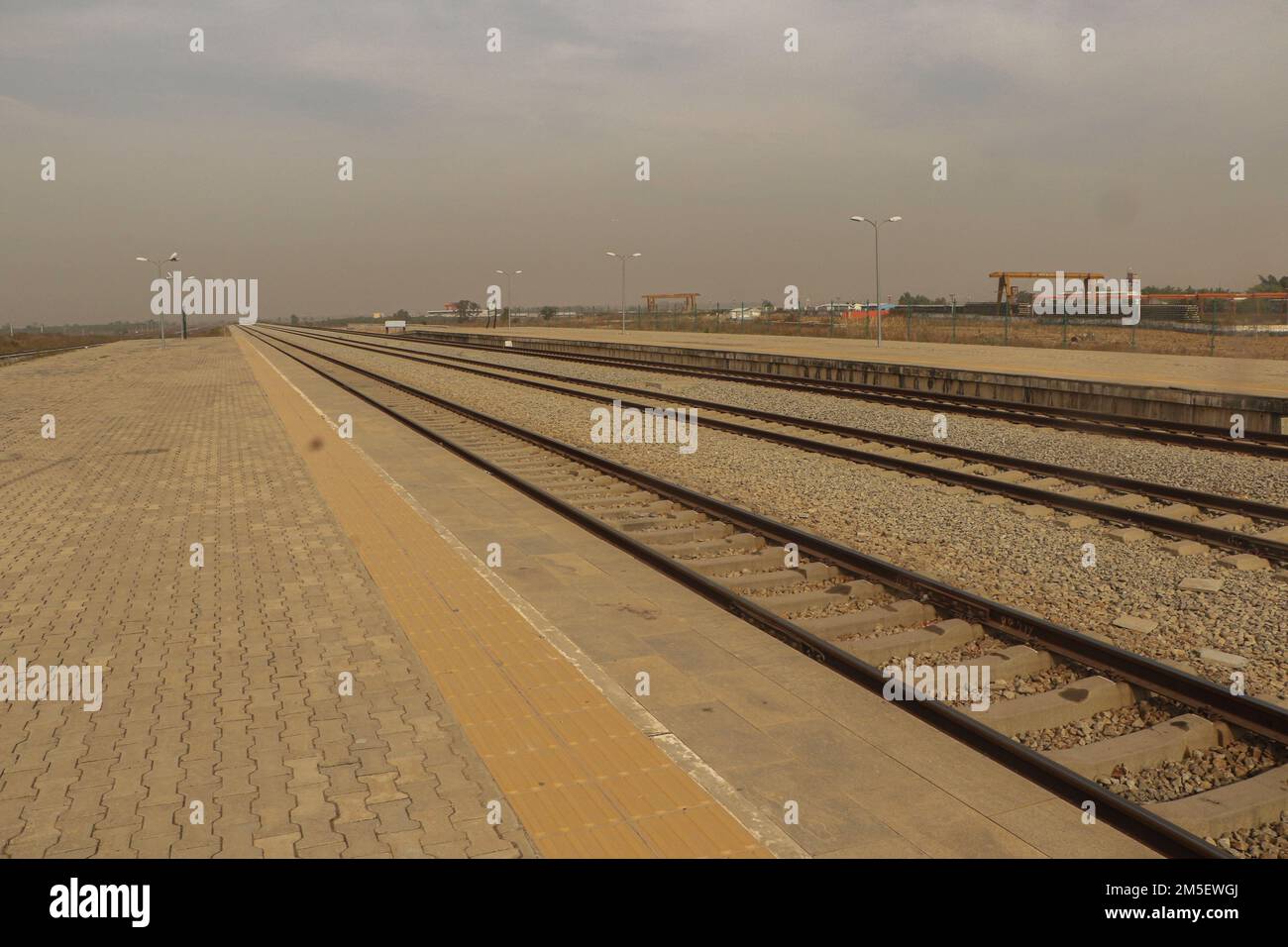 Une voie ferrée à la gare IDU à la gare IDU. Le service ferroviaire a repris la liaison entre la capitale et une ville du nord huit mois après avoir été suspendu à la suite de l'une des attaques les plus médiatiques du pays. En mars, des hommes armés, armés d'explosifs, ont fait sauter les voies, attaqué les voyageurs en train entre Abuja et Kaduna, enlevé certains de ses passagers et ouvert le feu tuant huit personnes, tandis que certaines ont subi des blessures. Nigéria. Banque D'Images