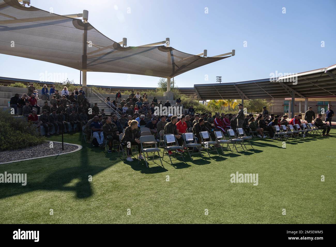 ÉTATS-UNIS Le Régiment Marines avec Warrior Regiment mène la cérémonie de clôture à l'amphithéâtre pendant les essais du corps marin de la côte ouest (MCT) de 2020 sur le camp de base du corps marin Pendleton, Californie, 9 mars 2022. Fondé en 2007, le Régiment des guerriers blessés assure la direction et la supervision des bataillons des guerriers blessés chargés de l'appui, de la récupération et des soins non médicaux des blessés, des malades et des blessés de combat et non de combat Marine, marins avec des unités marines, et les membres de leur famille pour maximiser leur rétablissement lorsqu'ils retournent au travail ou passent à la vie civile. Banque D'Images