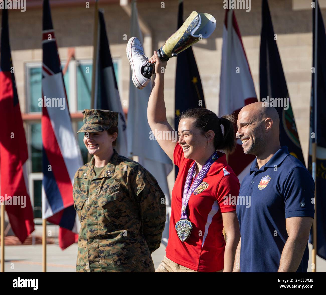 Retraité des États-Unis Le caporal Annika Hutsler, lance du corps maritime, reçoit une médaille à l'amphithéâtre lors de la cérémonie de clôture des essais du corps marin de la côte ouest (MCT) de 2020 au camp de base du corps marin Pendleton, Californie, 9 mars 2022. Fondé en 2007, le Régiment des guerriers blessés assure la direction et la supervision des bataillons des guerriers blessés chargés de l'appui, de la récupération et des soins non médicaux des blessés, des malades et des blessés de combat et non de combat Marine, marins avec des unités marines, et les membres de leur famille pour maximiser leur rétablissement lorsqu'ils retournent au travail ou passent à la vie civile. Banque D'Images