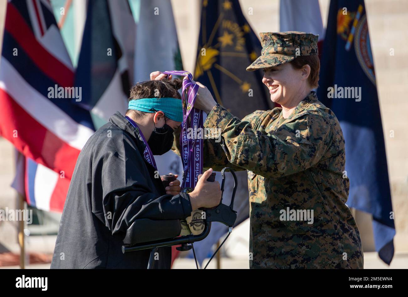 A ÉTATS-UNIS Le Marine with Marrided Warrior Regiment a reçu 4 médailles d'or à l'amphithéâtre lors de la cérémonie de clôture des épreuves du corps marin de la côte Ouest (MCT) de 2020 sur le camp de base du corps marin Pendleton, Californie, 9 mars 2022. Fondé en 2007, le Régiment des guerriers blessés assure la direction et la supervision des bataillons des guerriers blessés chargés de l'appui, de la récupération et des soins non médicaux des blessés, des malades et des blessés de combat et non de combat Marine, marins avec des unités marines, et les membres de leur famille pour maximiser leur rétablissement lorsqu'ils retournent au travail ou passent à la vie civile. Banque D'Images