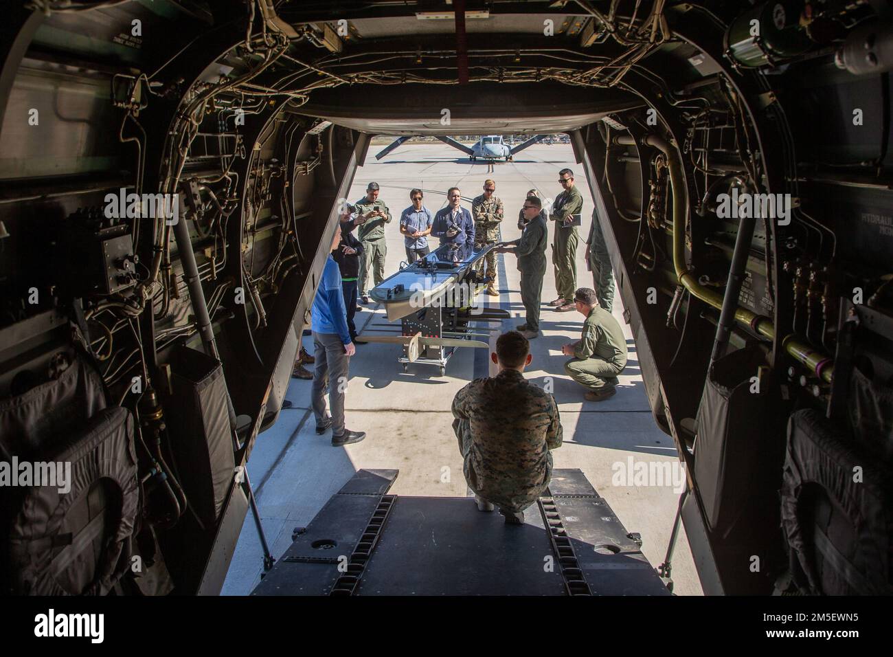 Ingénieurs du Naval information Center et des États-Unis Les Marines analysent le Glider à vagues au camp de la station aérienne du corps des Marines, Pendleton, Californie, 9 mars 2022. Le Wave Glider est un véhicule de surface sans pilote doté de capteurs autonomes persistants qui reçoivent et envoient des données, ce qui accroît la domination maritime à l'appui des opérations de base avancées expéditionnaires. Le déploiement aérien des Wave Gliders réduit considérablement le temps de transit vers le site de déploiement. Banque D'Images