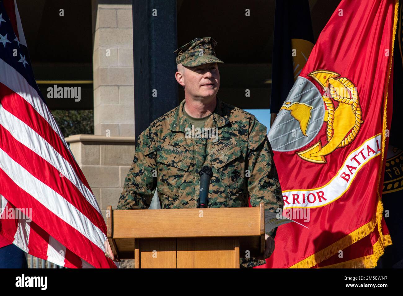 ÉTATS-UNIS Le colonel Bret Hyla, commandant du régiment des guerriers blessés, prononce un discours lors de la cérémonie de clôture des épreuves du corps marin de la côte Ouest (MCT) de 2020 sur le camp de base des Marines Pendleton, Californie, 9 mars 2022. Fondé en 2007, le Régiment des guerriers blessés assure la direction et la supervision des bataillons des guerriers blessés chargés de l'appui, de la récupération et des soins non médicaux des blessés, des malades et des blessés de combat et non de combat Marine, marins avec des unités marines, et les membres de leur famille pour maximiser leur rétablissement lorsqu'ils retournent au travail ou la transition vers le civil Banque D'Images