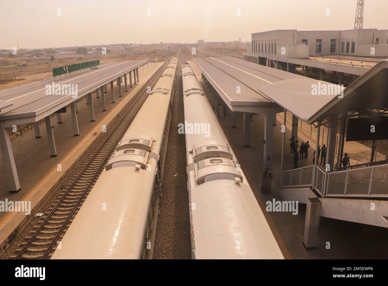 Le train de voyageurs du Nigeria. Passagers à la gare de l'UDI voyageant pour les célébrations de Noël à Abuja. Le service ferroviaire a repris la liaison entre la capitale et une ville du nord huit mois après avoir été suspendu à la suite de l'une des attaques les plus médiatiques du pays. En mars, des hommes armés, armés d'explosifs, ont fait sauter les voies, attaqué les voyageurs en train entre Abuja et Kaduna, enlevé certains de ses passagers et ouvert le feu tuant huit personnes, tandis que certaines ont subi des blessures. Nigéria. Banque D'Images