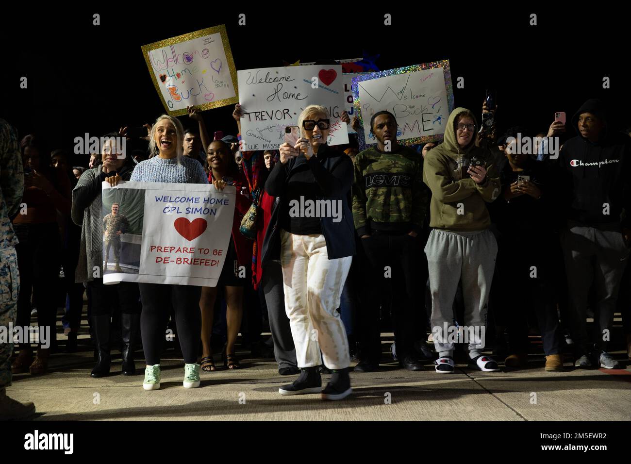 Les familles des Marines et des marins qui ont le Marine Fighter Attack Squadron 112, Marine Aircraft Group 41, Marine Forces Reserve, applaudissent comme leurs proches reviennent à la base de la Réserve interarmées de la Station aérienne navale de fort Worth, Texas, 9 mars 2022. Le VMFA-112 est l'escadron F-18 de la réserve du corps des Marines et est capable des mêmes tâches essentielles que leurs homologues actifs. Banque D'Images