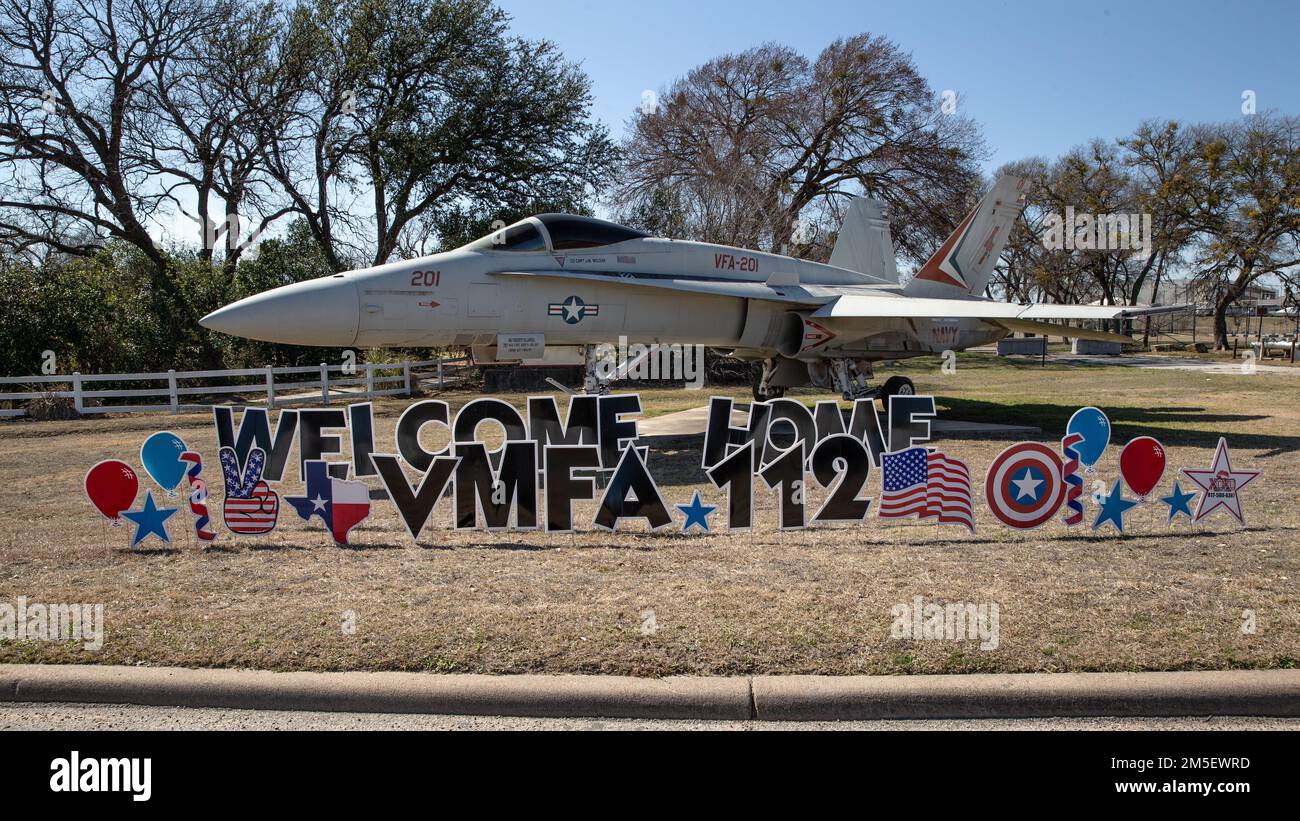 Des panneaux accueillant le domicile du Marine Fighter Attack Squadron 112, Marine Aircraft Group 41, Marine Forces Reserve sont exposés devant un F-18 Hornet à l'extérieur de la porte de la base de la Réserve interarmées de la Station aérienne navale fort Worth, Texas, 9 mars 2022. Les Marines et les marins avec VMFA-112 ont achevé un déploiement de six mois dans la zone de responsabilité d'INDOPACOM pour promouvoir la stabilité régionale et une Indo-Pacifique libre et ouverte. Banque D'Images