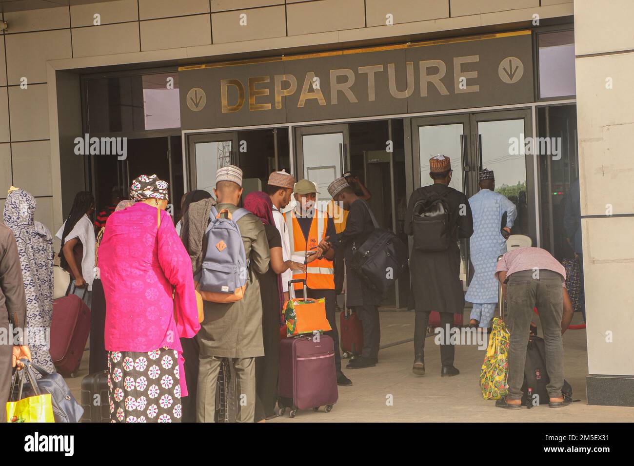 Passagers à la gare de l'UDI voyageant pour les célébrations de Noël à Abuja. Le service ferroviaire a repris la liaison entre la capitale et une ville du nord huit mois après avoir été suspendu à la suite de l'une des attaques les plus médiatiques du pays. En mars, des hommes armés, armés d'explosifs, ont fait sauter les voies, attaqué les voyageurs en train entre Abuja et Kaduna, enlevé certains de ses passagers et ouvert le feu tuant huit personnes, tandis que certaines ont subi des blessures. Nigéria. Banque D'Images