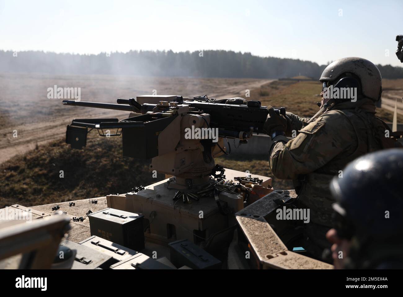 Le Sgt David Smith, affecté à la Compagnie Bravo, 2nd Division Armored, 1st équipe de combat de brigade Armored, 1st Division d'infanterie, tire le canon M1A2 Abrams M2 Browning .50 Cal à la chaîne Studnica, Pologne, 9 mars 2022. Le déploiement des forces américaines ici est une mesure prudente qui sous-tend les objectifs collectifs de l’OTAN en matière de prévention de la guerre, son orientation défensive et son engagement à protéger tous les alliés. Banque D'Images