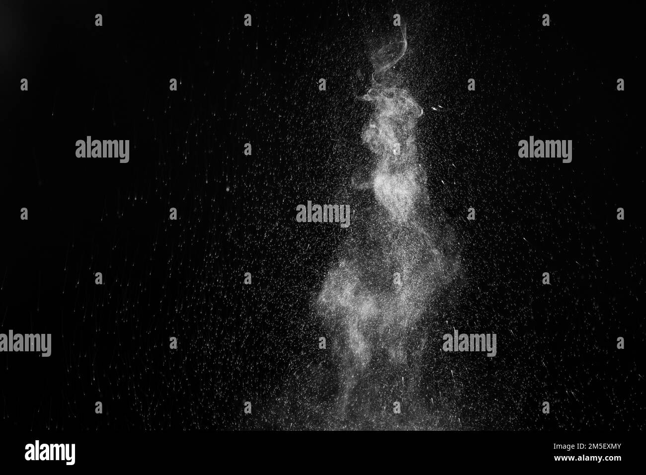 Un jet de vapeur chaude aux éclaboussures. Le mouvement de la vapeur chaude avec des gouttelettes d'eau est mis en évidence sur un fond noir pour superposer vos photos Banque D'Images