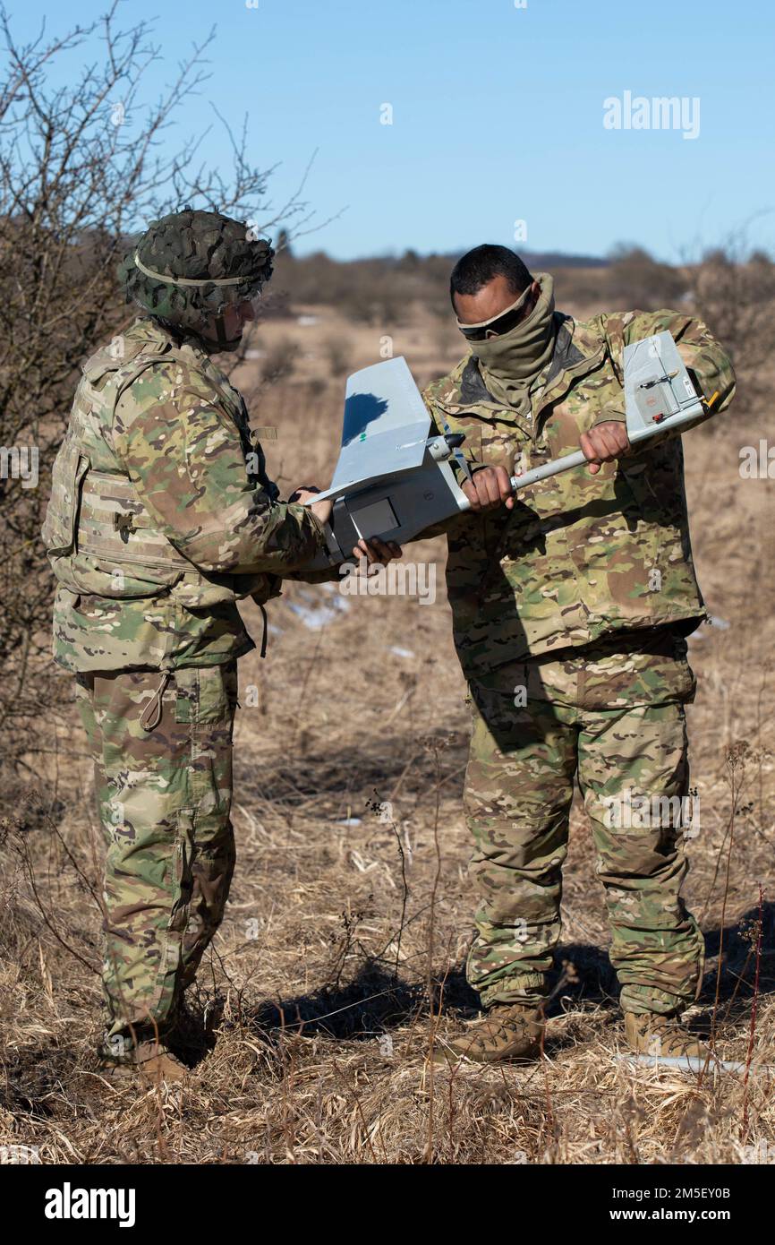 ÉTATS-UNIS Le PFC de l'armée Kevin Brotons et le SPC Mekhi Maisonet, affecté au 2nd Bataillon, 34th Régiment blindé, 1st équipe de combat de la brigade blindée, 1st Division d'infanterie, assemble le véhicule aérien sans pilote RQ-11 Raven, 9 mars 2022, dans la zone militaire de Hradiště, dans le nord-ouest de la République tchèque. Le 2/34th participe à l'exercice multinational, Sabre Strike 22, qui a lieu le long des pays baltes et des pays alliés européens limitrophes. Banque D'Images