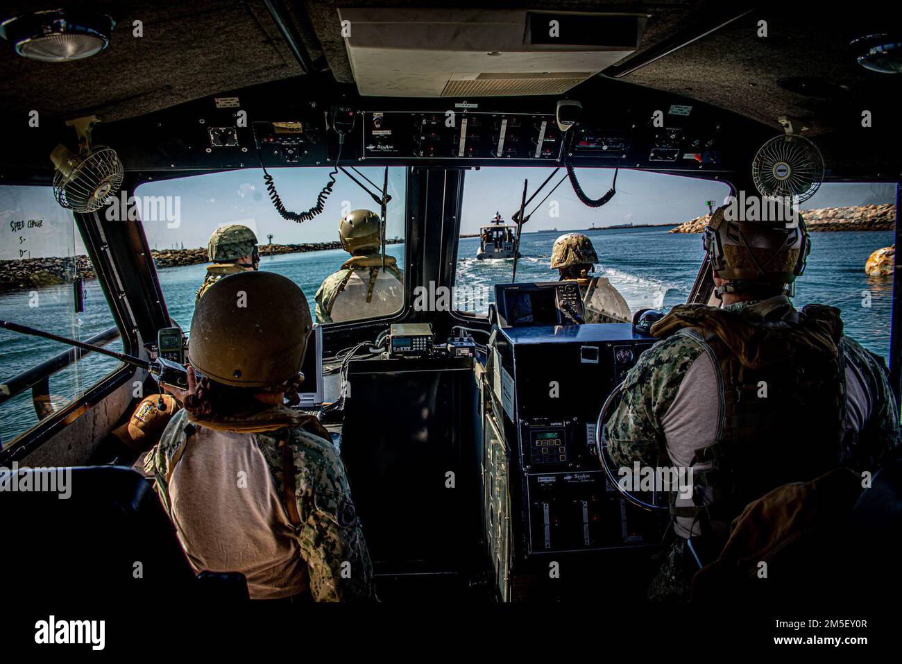 220309-N-NT795-506 SEAL BEACH, CALIFORNIE (9 mars 2022) les marins affectés à l'escadron de la sécurité expéditionnaire maritime (MSRON) 11 exploitent un bateau de patrouille à arques de mer de 34 pieds pendant la formation d'un équipage de bateau et de génie dans le cadre du cours de base de l'Université de bateau de la Force expéditionnaire maritime (MESF). Le MESF est une capacité de base de la Marine qui assure la sécurité portuaire et portuaire, la sécurité des actifs de grande valeur et la sécurité maritime dans les voies navigables côtières et intérieures. Banque D'Images