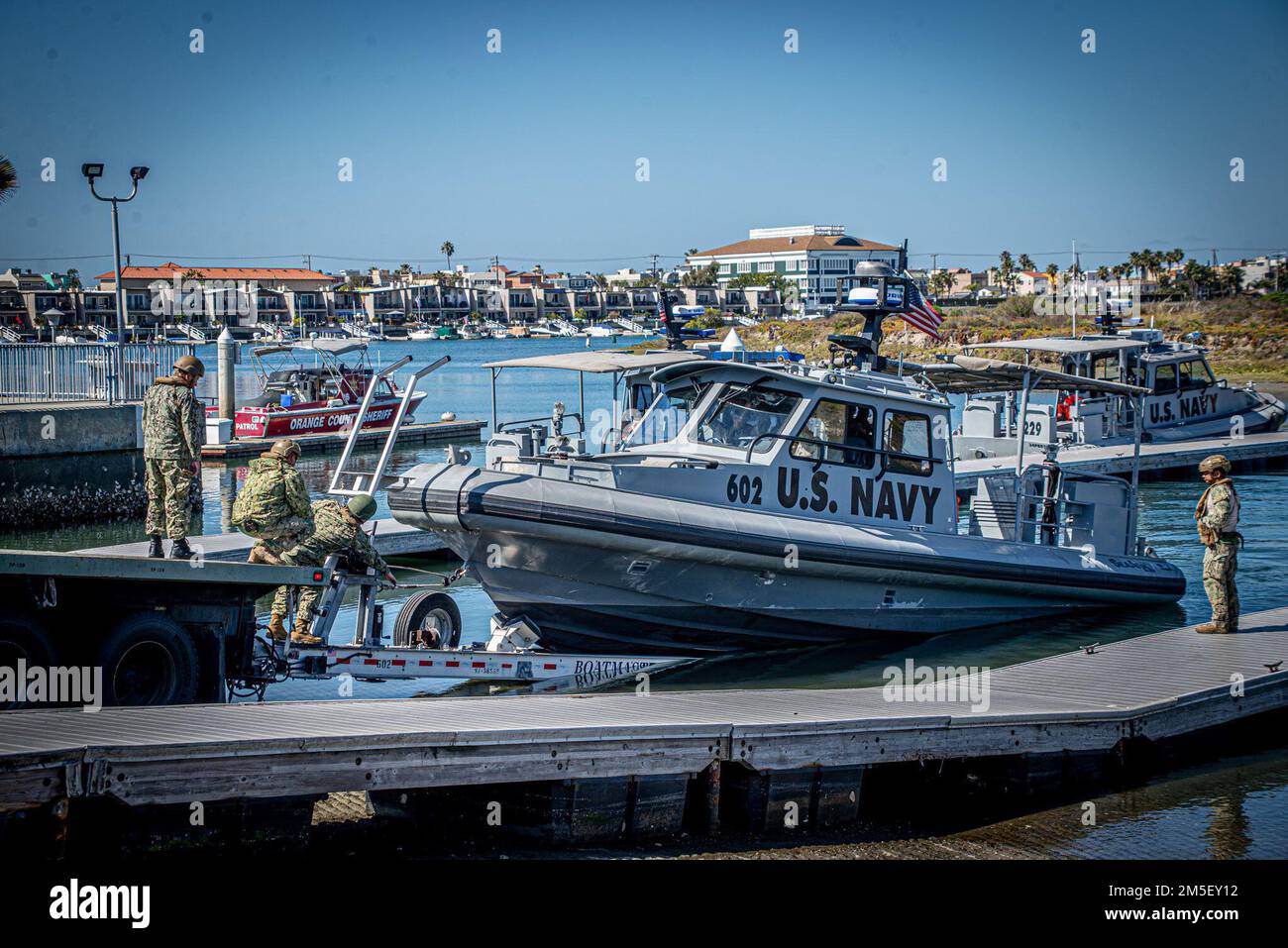 220309-N-NT795-495 SEAL BEACH, CALIFORNIE (9 mars 2022) les marins affectés à l'escadron de la sécurité expéditionnaire maritime (MSRON) 11 lancent un bateau de patrouille à arques de mer de 34 pieds pendant la formation d'un mécanicien de bord et d'un ingénieur en cours dans le cadre du cours de base de l'Université de bateau de la Force expéditionnaire maritime (MESF). Le MESF est une capacité de base de la Marine qui assure la sécurité portuaire et portuaire, la sécurité des actifs de grande valeur et la sécurité maritime dans les voies navigables côtières et intérieures. Banque D'Images