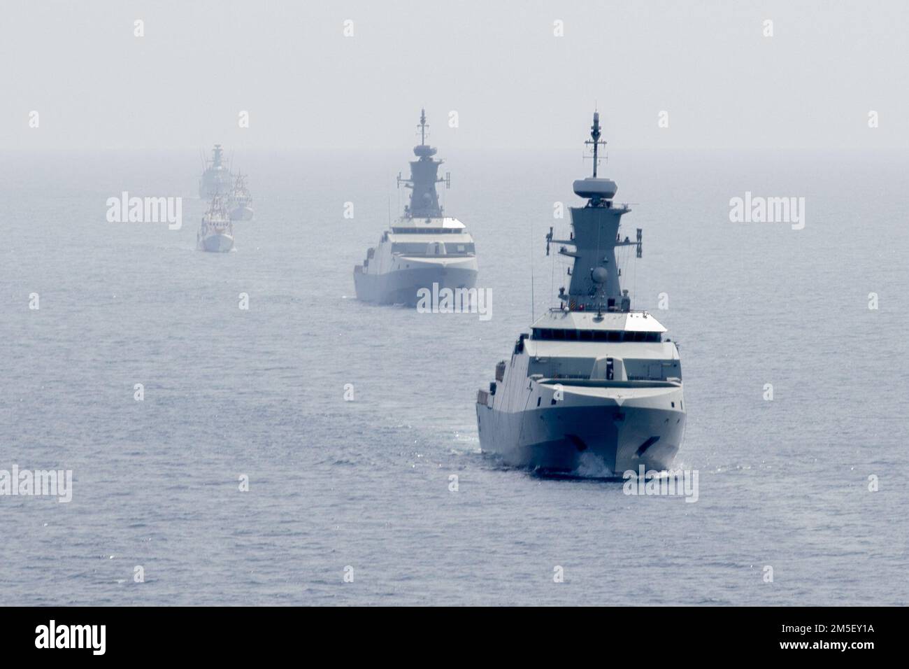 220309-A-LN610-1191 GOLFE D'OMAN, (9 mars 2022) des navires omanais, français, britanniques et américains naviguent en formation dans le golfe d'Oman, 9 mars, pendant l'exercice maritime multinational Khunjar HADD. Banque D'Images