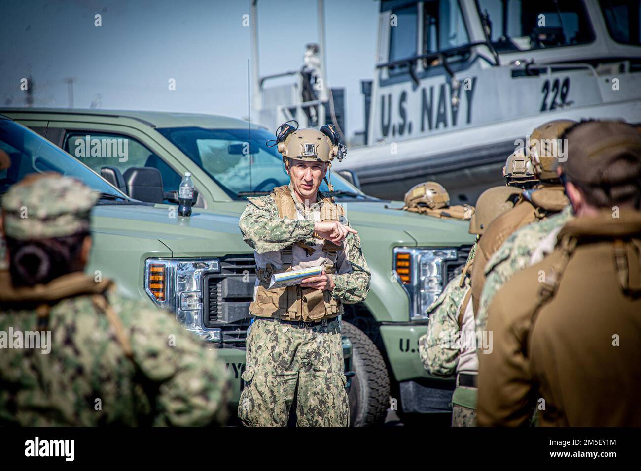 220309-N-NT795-437 SEAL BEACH, CALIFORNIE (9 mars 2022) mécanicien de construction 1st classe Christopher Rodriguez, un coxswain de bateau tactique affecté à l'escadron de sécurité expéditionnaire maritime (MSRON) 11, Fournit un briefing de sécurité avant le lancement de trois bateaux de patrouille Sea Ark de 34 pieds dans le cadre de la formation du personnel de bord en cours pendant le cours élémentaire de l'Université de bateau de la Force expéditionnaire maritime (MESF). Le MESF est une capacité de base de la Marine qui assure la sécurité portuaire et portuaire, la sécurité des actifs de grande valeur et la sécurité maritime dans les voies navigables côtières et intérieures. Banque D'Images