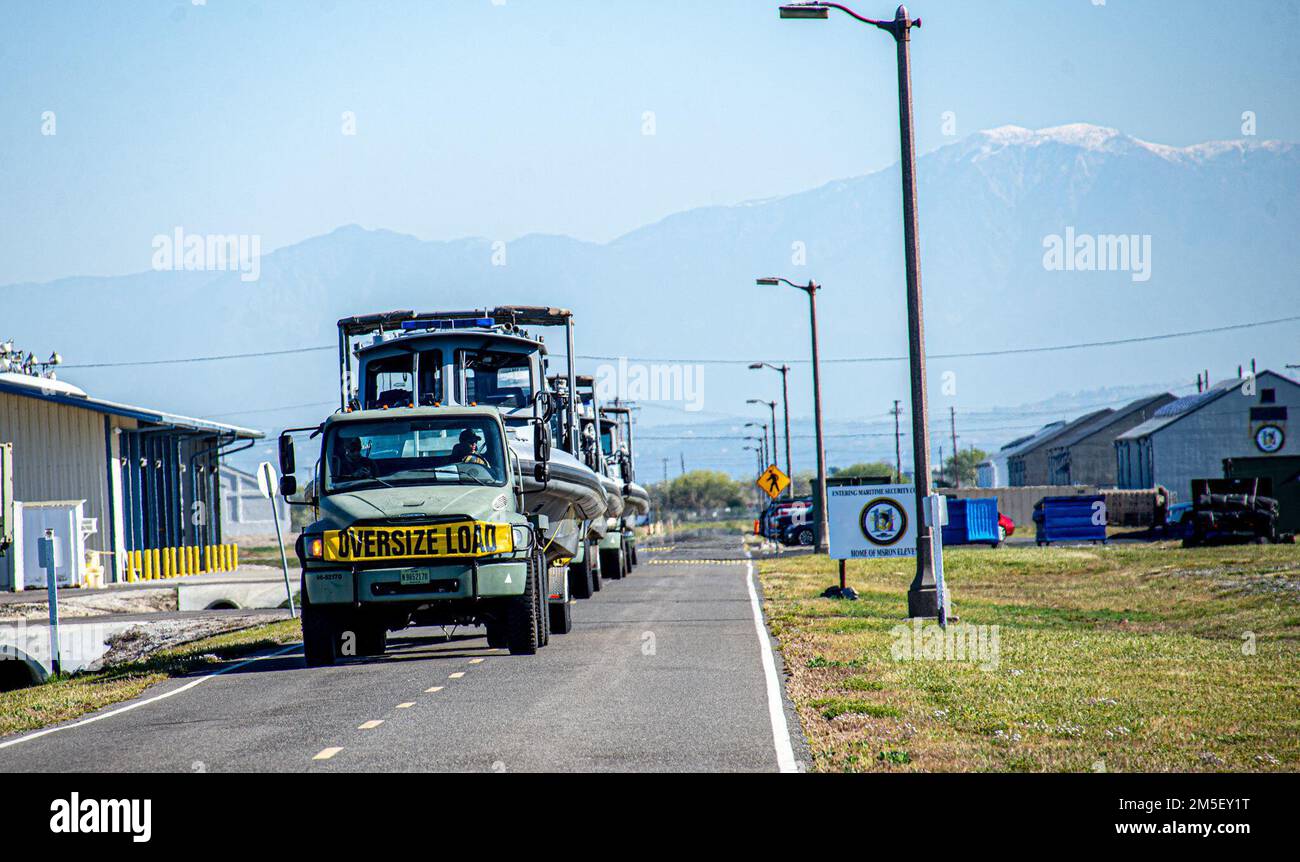 220309-N-NT795-377 SEAL BEACH, CALIFORNIE (9 mars 2022) les marins affectés à l'escadron de sécurité expéditionnaire maritime (MSRON) 11 dirigent un convoi de transport de ligne pour lancer trois bateaux de patrouille de 34 pieds d'Arche de mer pour l'entraînement des équipages de bateau dans le cadre du cours de base de l'Université de bateau de la Force expéditionnaire maritime (MESF). Le MESF est une capacité de base de la Marine qui assure la sécurité portuaire et portuaire, la sécurité des actifs de grande valeur et la sécurité maritime dans les voies navigables côtières et intérieures. Banque D'Images