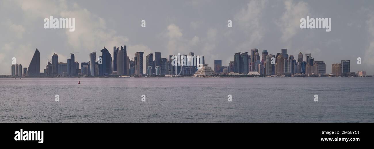 Vue panoramique du coucher de soleil de Doha de Doha montrant les gratte-ciel de West Bay à Doha, Qatar Banque D'Images