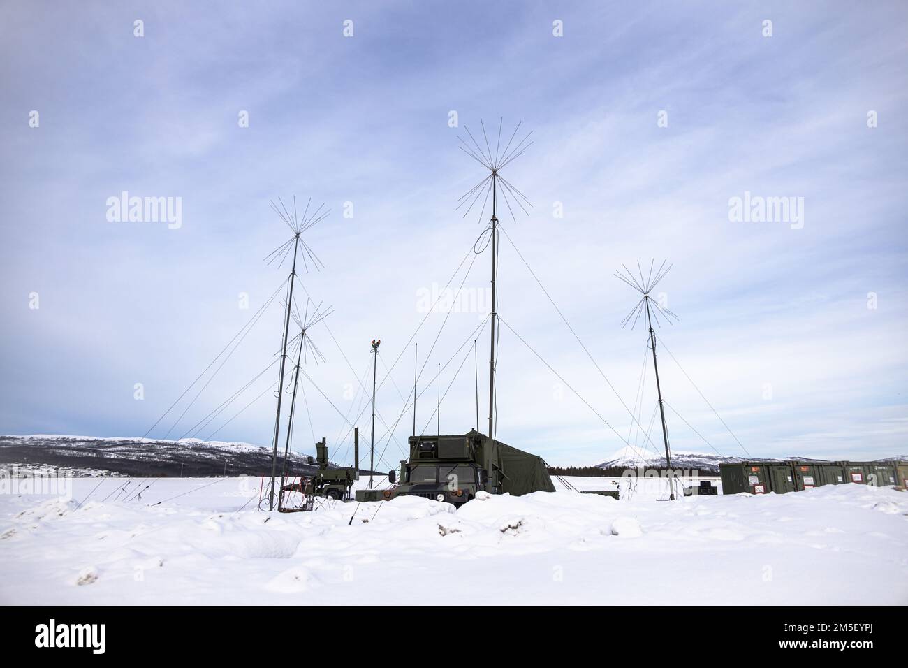 ÉTATS-UNIS Marines exploite un centre d'opérations aériennes tactiques à l'appui de l'exercice Cold Response 2022, à la station aérienne de Bardufoss, en Norvège, au 9 mars 2022. Les Marines sont affectés à l'Escadron de contrôle aérien maritime 2, 2D, Escadre des aéronefs maritimes. L’exercice Cold Response ’22 est un exercice biennal qui a lieu dans toute la Norvège, avec la participation de chacun de ses services militaires, ainsi que de 26 autres nations alliées et partenaires régionaux de l’Organisation du Traité de l’Atlantique Nord. Banque D'Images