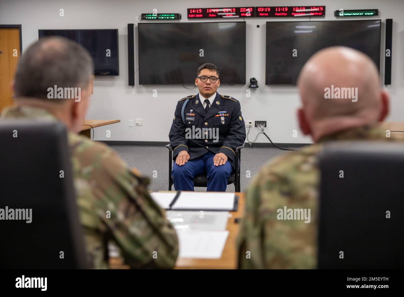 Des soldats et des officiers non commissionnés de toute la Division des montagnes de 10th participent à la compétition de la Division Soldier/NCO du quartier, 9 mars 2022, à fort Drum, New York. La compétition comprend un test de condition physique de combat de l'Armée de terre, une marche sur route de six milles, une gamme de qualifications et un tableau de présentation. Banque D'Images