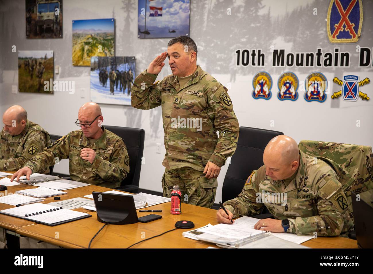 Des soldats et des officiers non commissionnés de toute la Division des montagnes de 10th participent à la compétition de la Division Soldier/NCO du quartier, 9 mars 2022, à fort Drum, New York. La compétition comprend un test de condition physique de combat de l'Armée de terre, une marche sur route de six milles, une gamme de qualifications et un tableau de présentation. Banque D'Images