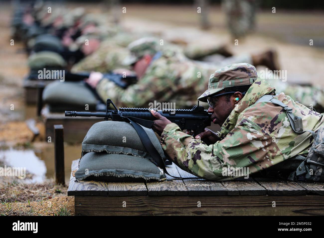 ÉTATS-UNIS Trokon Karngar, spécialiste des affaires civiles au sein du bataillon des affaires civiles 407th, participe à une période de qualification de M4 carbines au cours du deuxième jour de la compétition de 352nd du meilleur guerrier du Commandement des affaires civiles à fort A.P. Hill, V.A., 9 mars 2022. La compétition de trois jours pour les guerriers met les concurrents au défi de surmonter des tâches et des missions étendues conçues pour tester leurs connaissances en matière de combat, leur forme physique, leurs compétences sur le terrain lors de tests pratiques de la situation et leurs examens oraux et écrits individuels. Banque D'Images