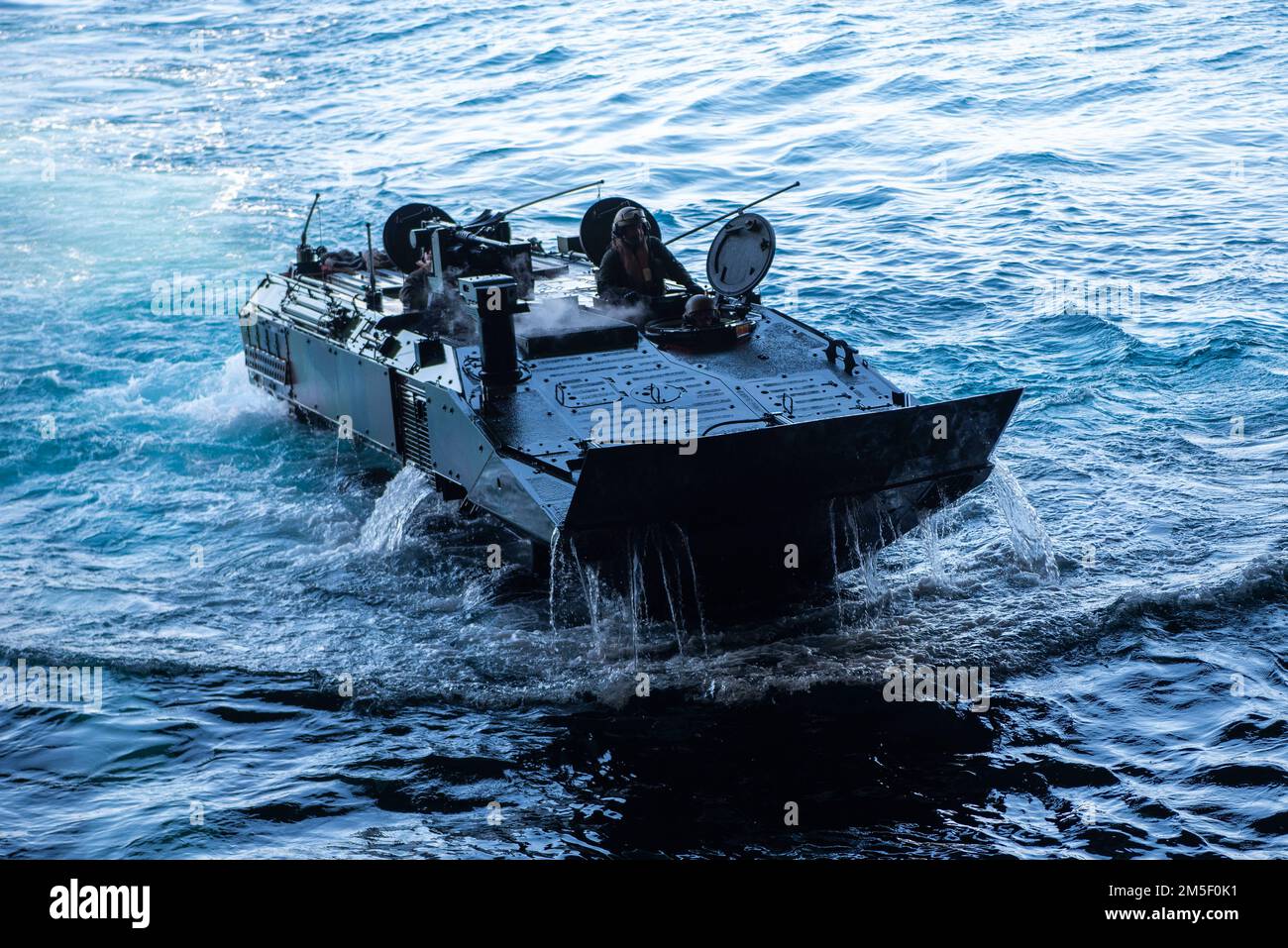 Un véhicule de combat amphibie (ACV) avec le bataillon d'assaut Amphibien de 3rd, Division marine de 1st embarque le pont de puits du quai de transport amphibie USS Anchorage (LPD 23) pendant l'entraînement à bord de l'eau, mars 9. Anchorage mène actuellement des opérations de routine dans le parc US 3rd. Banque D'Images