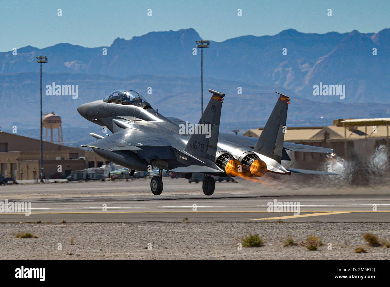 A ÉTATS-UNIS La Force aérienne F-15E attaque l'aigle de l'escadron de combat 389th, base aérienne de Mountain Home, Idaho, se lève pour le champ d'essais et d'entraînement du Nevada pendant le drapeau rouge Nellis 22-2 sur la base aérienne de Nellis, Nevada, 9 mars 2022. La gamme de tests et d'entraînement du Nevada est la norme américaine Première zone d’entraînement militaire de la Force aérienne avec plus de 12 000 000 miles carrés d’espace aérien. Banque D'Images