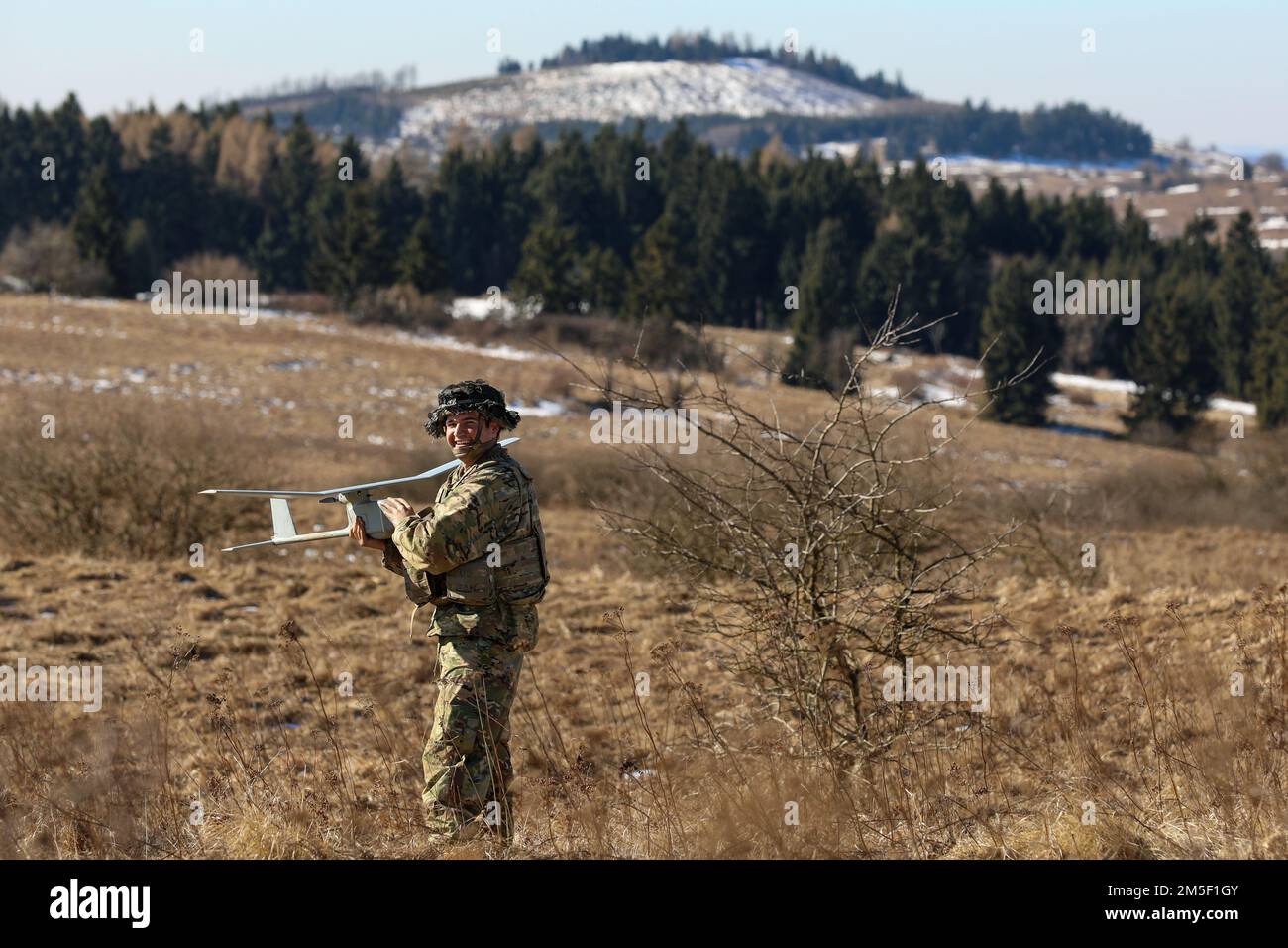 Le PFC Kevin Brotons, un scout de cavalerie affecté au 2nd Bataillon 34th Régiment blindé, 1st équipe de combat de brigade blindée, 1st Division d'infanterie, se prépare à lancer un AeroVironment RQ-11 Corbeau pendant la grève de sabre 22 dans la zone militaire de Hradiště, dans le nord-ouest de la République tchèque, au 09 mars 2022. Banque D'Images