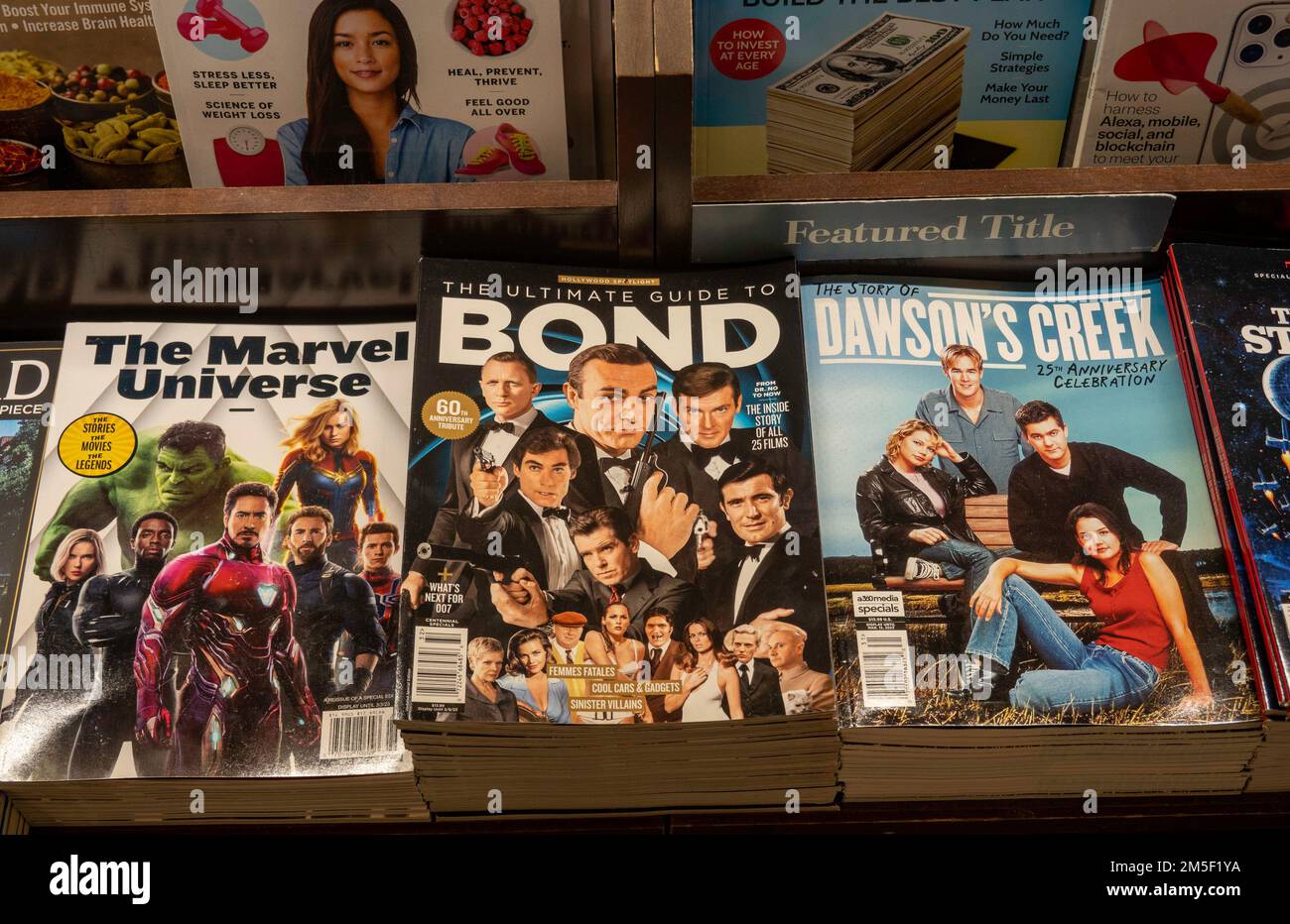 Barnes & Noble Booksellers sur Fifth Avenue à New York City dispose d'un grand choix de magazines, USA 2022 Banque D'Images