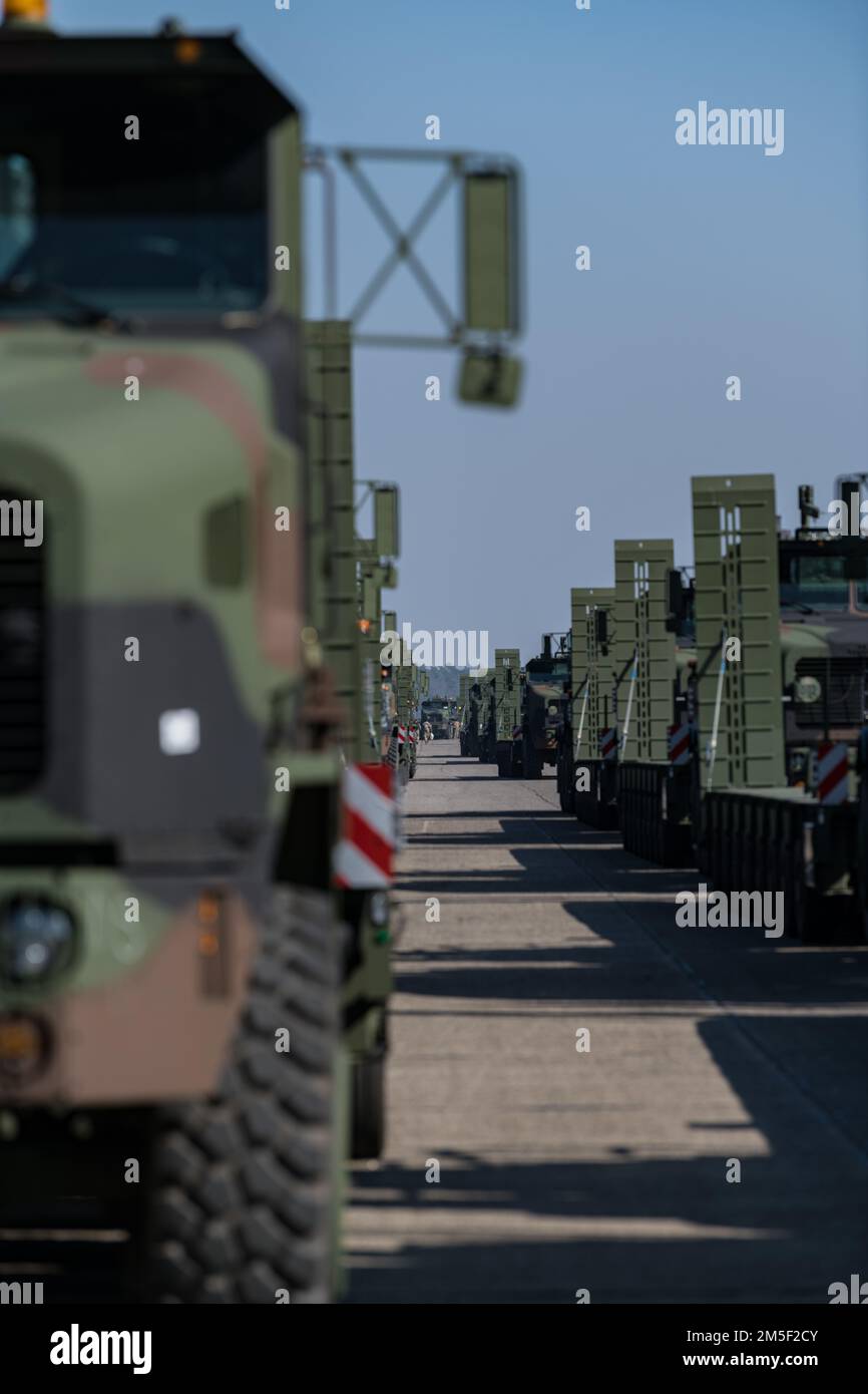 ÉTATS-UNIS Les systèmes de transport d'équipements lourds améliorés de l'armée se trouvent dans une zone de transit, dans le site stock-2 prépositionné de l'armée à Zutendaal, Belgique, le 09 mars 2022. Les stocks prépositionnés par l'armée sont des États-Unis Programme du ministère de l'Armée de terre dans lequel les ensembles d'équipement sont entreposés dans le monde entier pour être utilisés lorsqu'un commandant de combat a besoin de capacités supplémentaires. États-Unis L'armée a sept régions APS et APS-2 est désigné pour l'Europe. Les sites APS réduisent les délais de déploiement, améliorent les capacités de dissuasion et fournissent une puissance de combat supplémentaire pour les opérations d'urgence. Banque D'Images