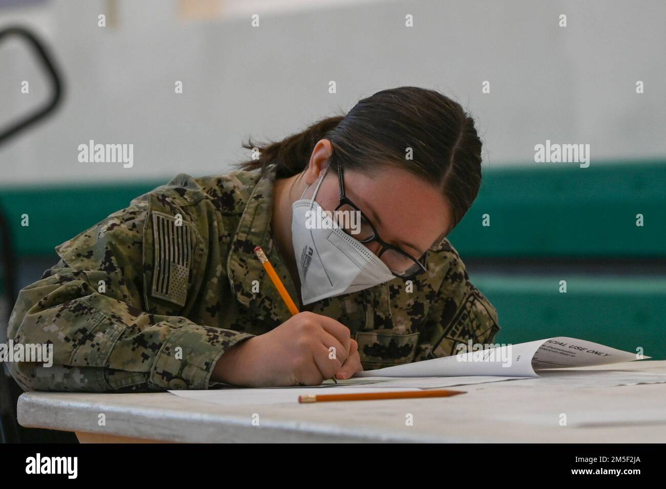 220310-N-GK686-1022 STATION AÉRIENNE NAVALE DE SIGONELLA, Italie (10 mars 2022) -- Spécialiste culinaire 2nd classe Brittany Bailey passe l'examen d'avancement E-6 à l'échelle de la Marine sur la station aérienne navale de Sigonella, 10 mars 2022. L’emplacement stratégique de NAS Sigonella permet aux forces américaines, alliées et des pays partenaires de se déployer et d’intervenir au besoin pour assurer la sécurité et la stabilité en Europe, en Afrique et au Commandement central. Banque D'Images