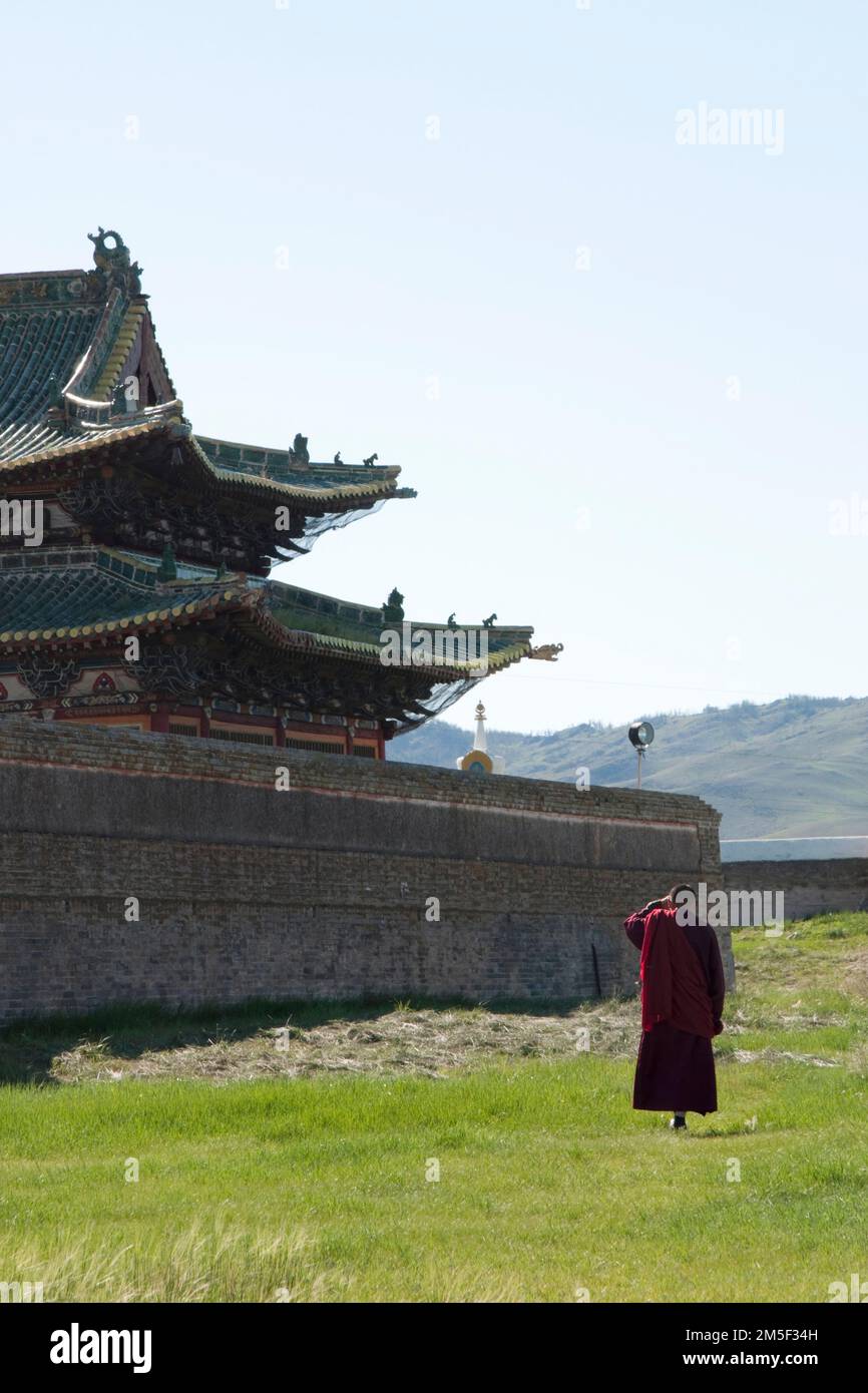 Temple de Gandan à Oulan Bator. Monk vu de son dos. Mongolie Banque D'Images