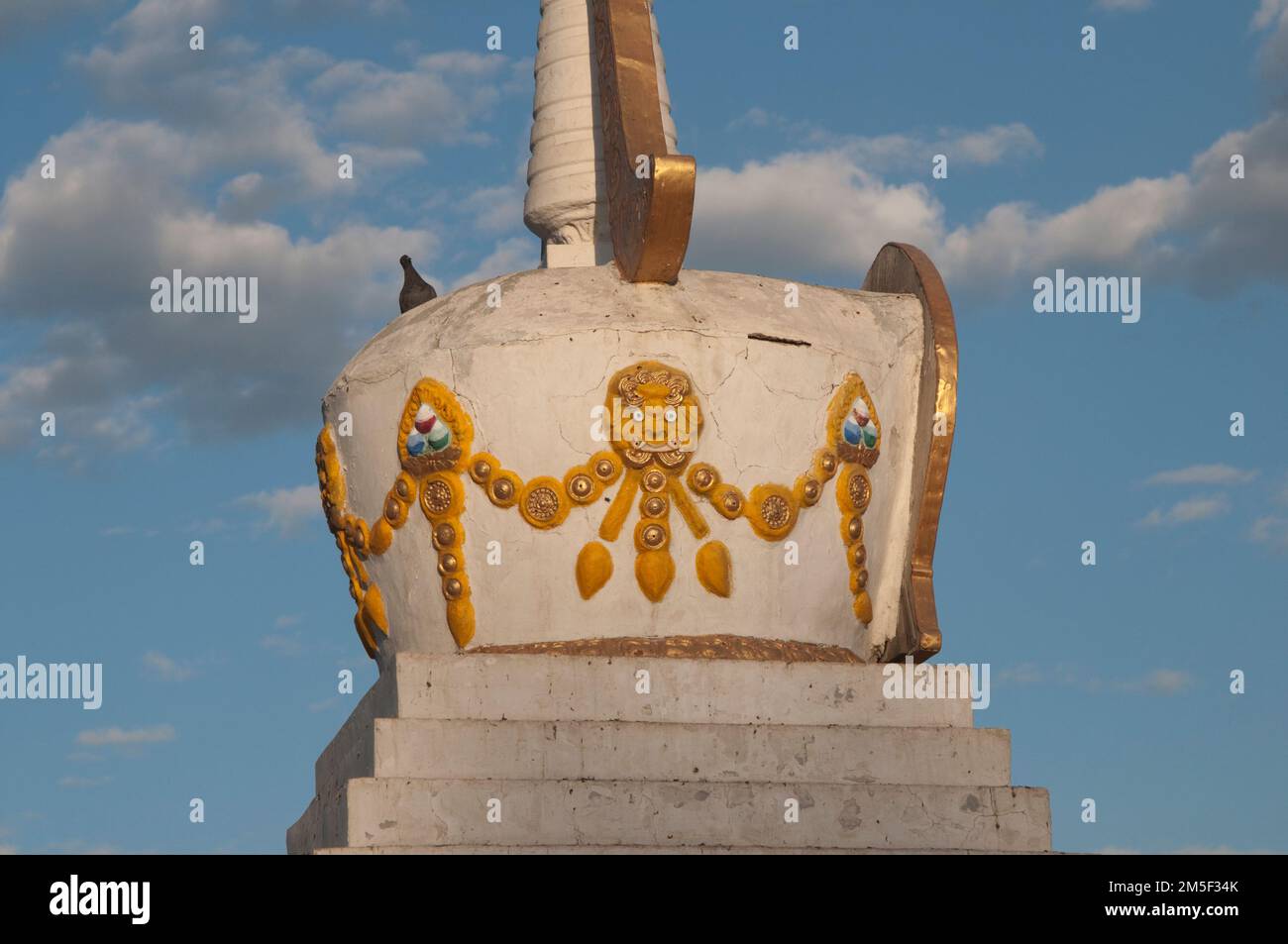 Gros plan d'un stupa avec des ornements jaunes. Temple de Gandan, Mongolie. Asie Banque D'Images