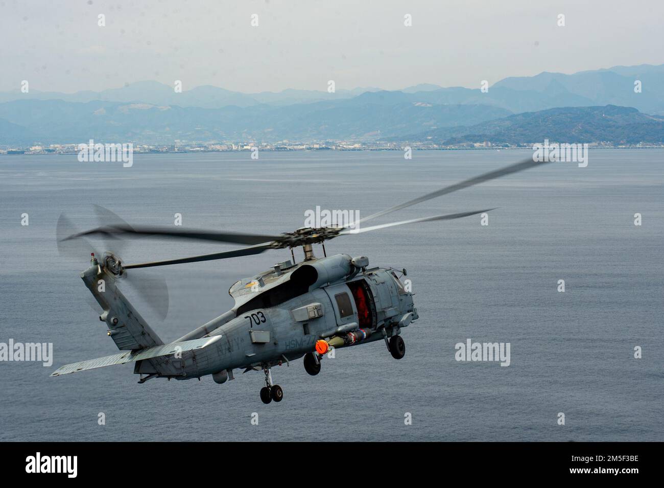 BAIE DE TOKYO (10 mars 2022) un faucon MH-60R, attaché aux « Saberhawks » de l’Escadron d’attaque maritime (UGH) 77, vole pendant le premier exercice de torpille mené par un américain Escadron de la Marine à côté de la JMSDF. La HSM-77 est rattachée au commandant de la Force opérationnelle 70 et déployée à l'avance dans la zone d'opérations de la flotte américaine 7th à l'appui d'une Indo-Pacific libre et ouverte. Banque D'Images