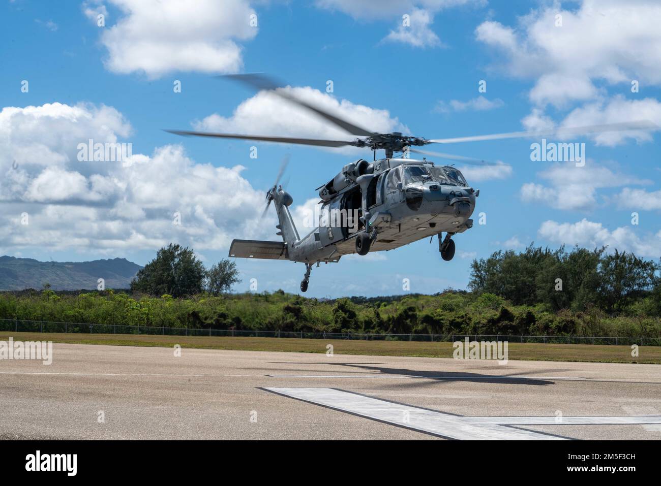 220310-N-FA490-1369 YIGO, Guam (10 mars 2022) – un hélicoptère MH-60s Sea Hawk, attaché aux « caractères génériques » de l'escadron 23 de combat en mer par hélicoptère (HSC), effectue un atterrissage préparé pour la compétence des pilotes pendant l'entraînement de recherche et de sauvetage. Rattaché au destroyer Squadron (DESRON) 7, HSC-23 est en cours de déploiement par rotation dans la zone d'opérations de la flotte américaine 7th afin d'assurer la sécurité et la stabilité dans la région, Et de travailler aux côtés des marines alliées et partenaires pour assurer la sécurité et la stabilité maritimes, les piliers essentiels d'une Indo-Pacifique libre et ouverte. Banque D'Images