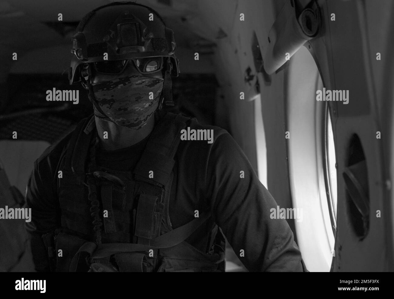 Un membre de l’escadron nautique spécial du Ghana reçoit des instructions de planification finales avant un exercice d’entraînement sur le terrain durant l’exercice Obangame Express 2022, 10 mars 2022. Obangame Express 2022, réalisé par U.S. Forces navales Afrique, est un exercice maritime en mer conçu pour améliorer la coopération entre les pays participants afin d'accroître la sécurité et la sûreté maritimes dans les régions côtières du golfe de Guinée et de l'Afrique de l'Ouest. ÉTATS-UNIS La sixième flotte, dont le siège est à Naples, en Italie, mène toute la gamme des opérations conjointes et navales, souvent de concert avec des partenaires alliés et interagences, dans l'ordre t Banque D'Images