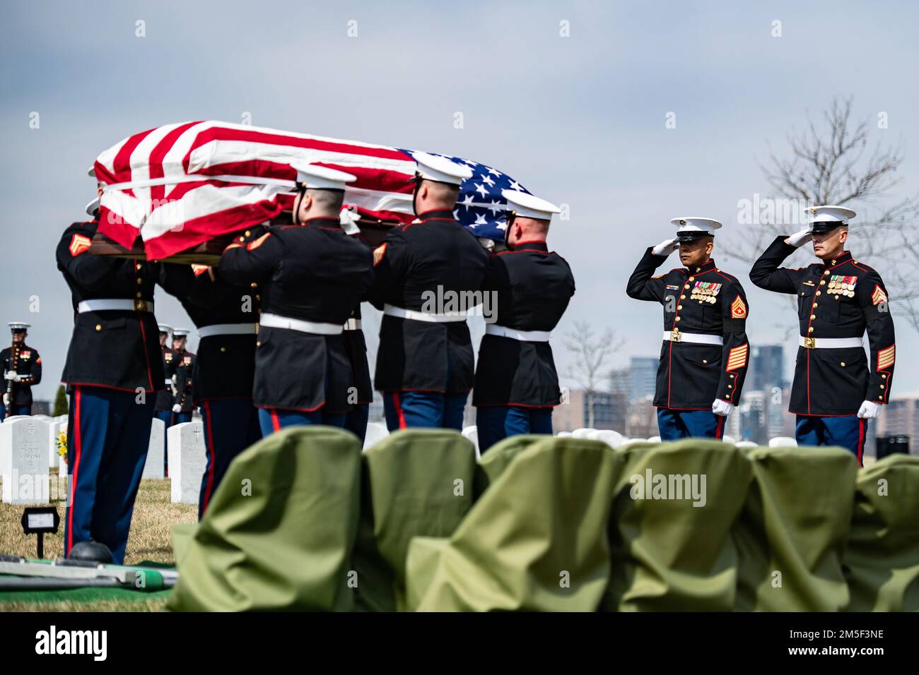 Les porteurs de corps marins de la caserne marine, Washington, D.C. (8th et I) effectuent des funérailles militaires avec l'escorte funéraire américaine Corps maritime Cpl. Thomas Cooper, section 57 du cimetière national d'Arlington, Arlington, Virginie, 10 mars 2022. Cooper a été tué pendant la Seconde Guerre mondiale à l'âge de 22 ans. Communiqué de presse de la Defense POW/MIA Accounting Agency (DPAA): En novembre 1943, Cooper était membre de la Compagnie A, 2nd Amphibie Tractor Battalion, 2nd Marine Division, Fleet Marine Force, qui a atterri contre une résistance japonaise raide sur la petite île de Betio dans l'atoll de Tarawa du Gilb Banque D'Images