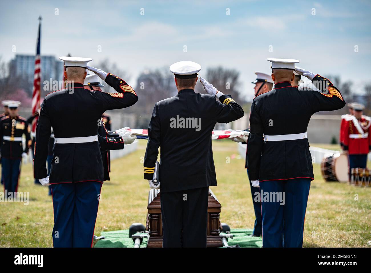 Les 3D États-Unis Le peloton de poisson du Régiment d’infanterie (la vieille garde), les marines de la bande marine « le président » et les marines de la caserne de Marine, Washington (D.C.) (8th et I) organisent des funérailles militaires avec escorte funéraire pour les États-Unis Corps maritime Cpl. Thomas Cooper, section 57 du cimetière national d'Arlington, Arlington, Virginie, 10 mars 2022. Cooper a été tué pendant la Seconde Guerre mondiale à l'âge de 22 ans. Communiqué de presse de l'Agence de comptabilité de la Défense POW/MIA (DPAA) : en novembre 1943, Cooper était membre de la Compagnie A, 2nd Bataillon des tracteurs amphibies, 2nd Division maritime, Fleet Marine Force, Banque D'Images