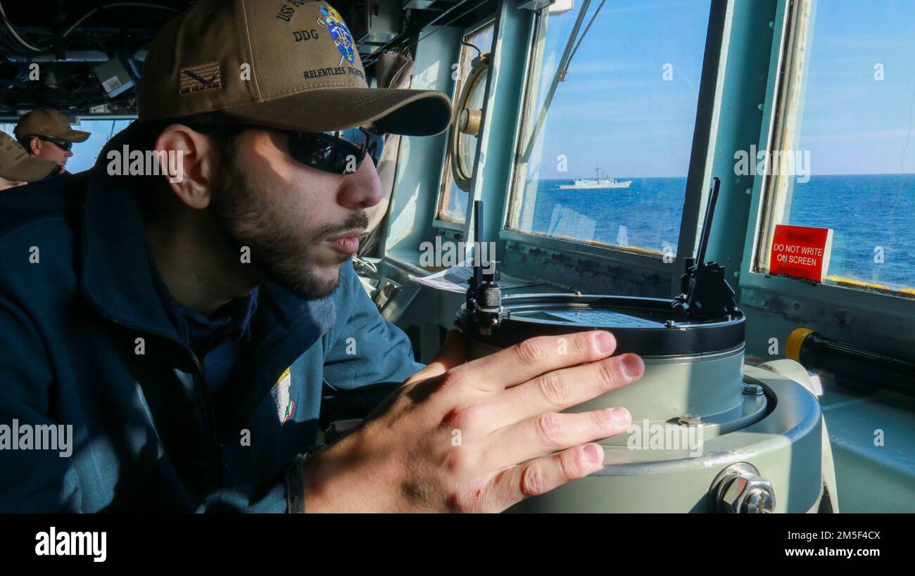 220310-N-SP805-0009 MER BALTIQUE (10 mars 2022) Lt. j. g. Gianmateo Francavilla se tient à bord du destroyer de missiles guidés de classe Arleigh Burke USS Forrest Sherman (DDG 98) pendant les manœuvres avec l'USS Donald Cook (DDG 75), polonais Oliver Hazard Frégate de missiles guidés de classe Perry ORP Generał Kazimierz Pułi (FFG 272) Et le navire de patrouille offshore polonais ORP Ślązak (241), 10 mars. L'USS Forrest Sherman (DDG 98) est déployé sur le théâtre d'opérations européen et participe à une série d'activités maritimes à l'appui des États-Unis Sixième flotte et alliés de l'OTAN. Banque D'Images